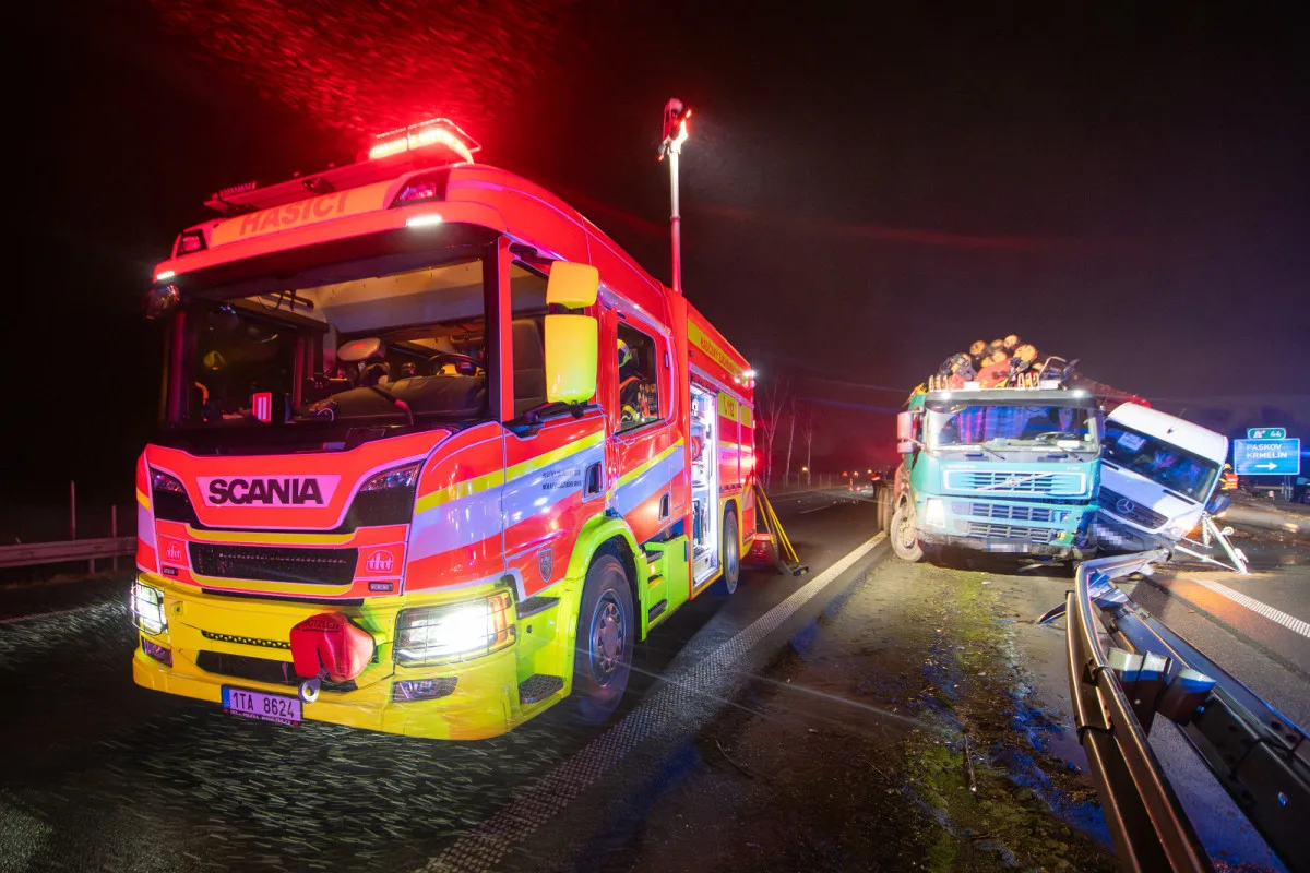 D56 u Paskova blokuje vážná nehoda: kamionu praskla pneumatika, způsobil sérii střetů