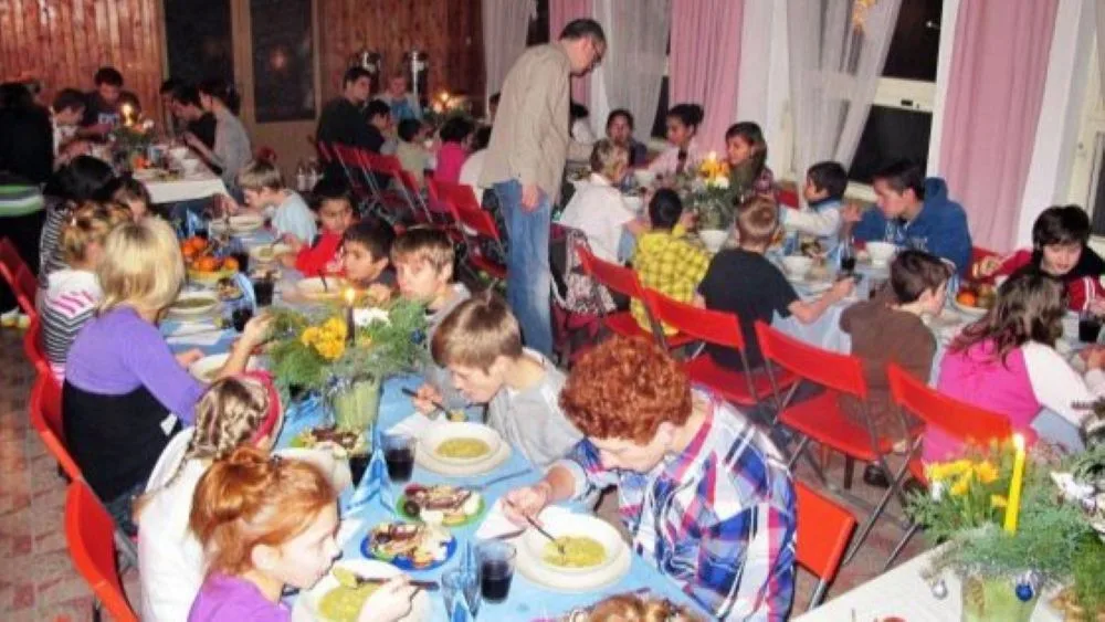 Děti z dětských domovů mají na Opavsku Vánoce plné zážitků, jako jsou výlety i pečení cukroví