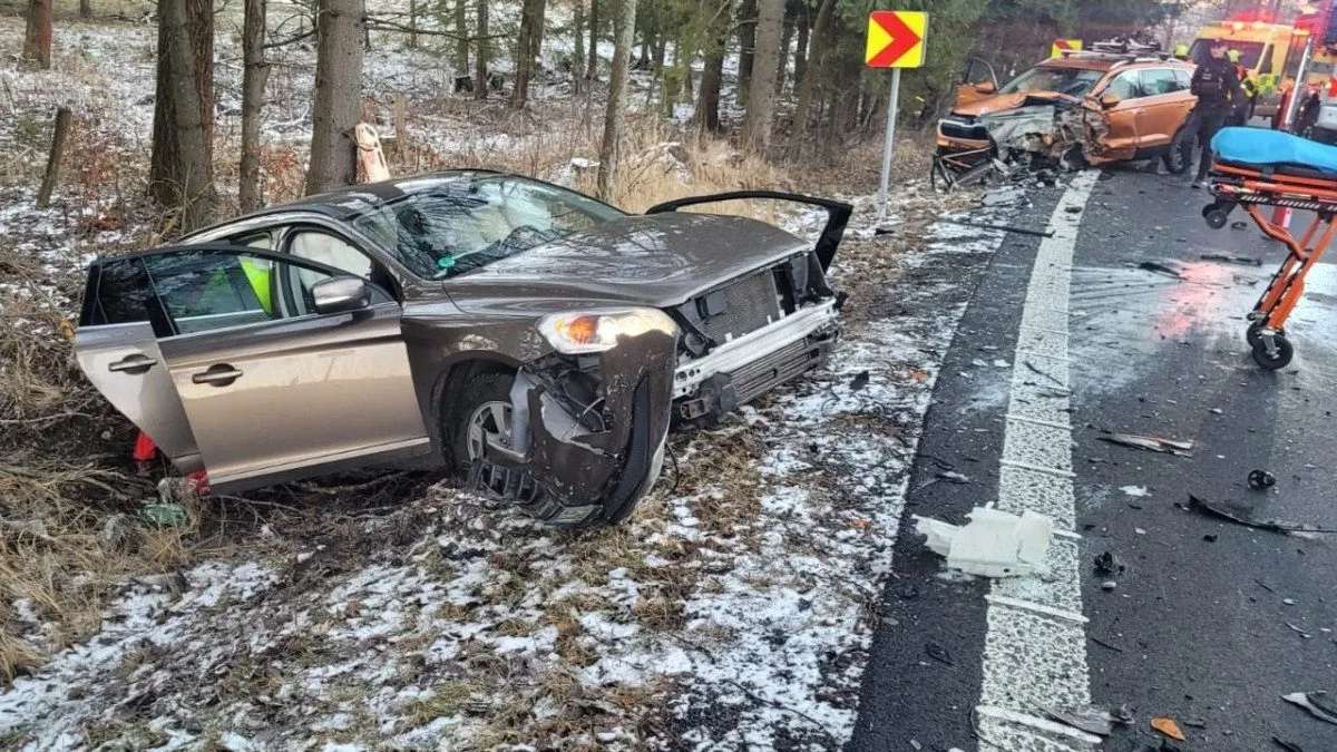 Při čelním srážce dvou osobních vozidel u Rýmařova se zranilo osm lidí