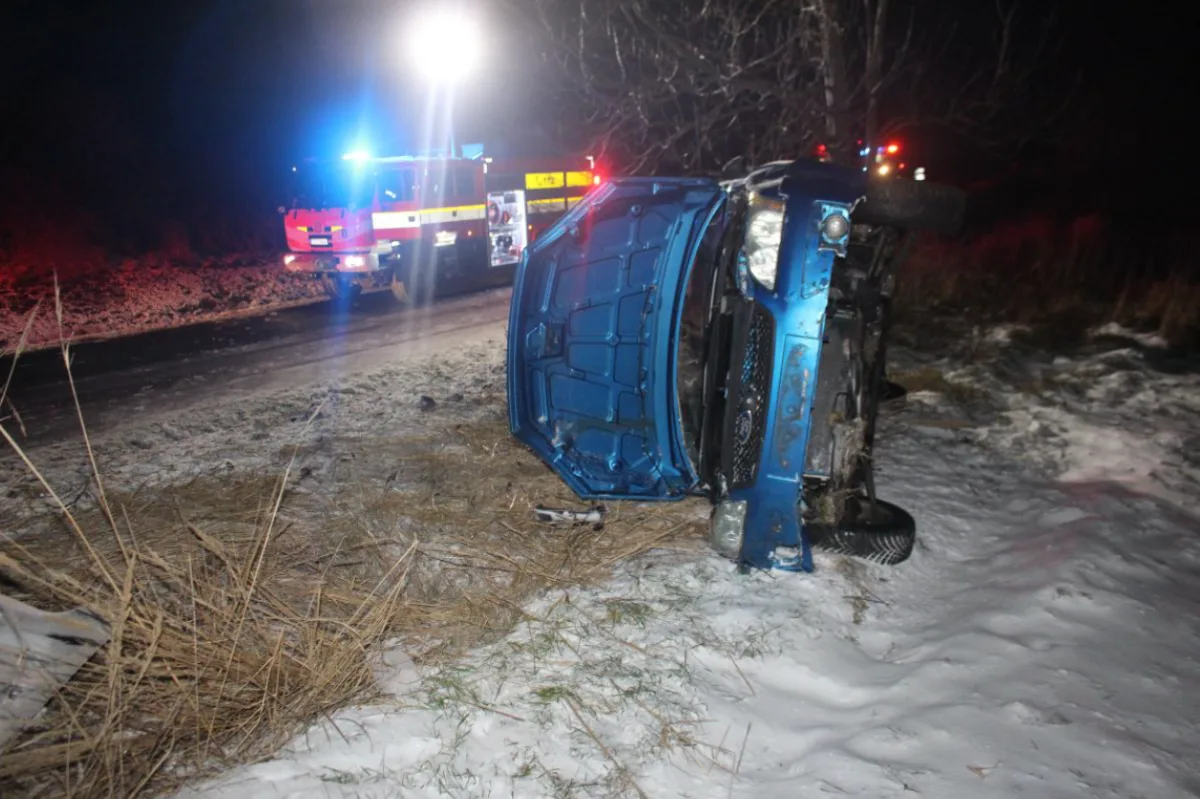 U Bílova havarovalo auto, osmiletá dívka vylezla z převráceného vozu a přivolala pomoc