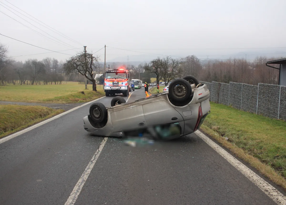 Policie hledá svědky vážné nehody v Kozlovicích. Neznámé auto z místa ujelo.