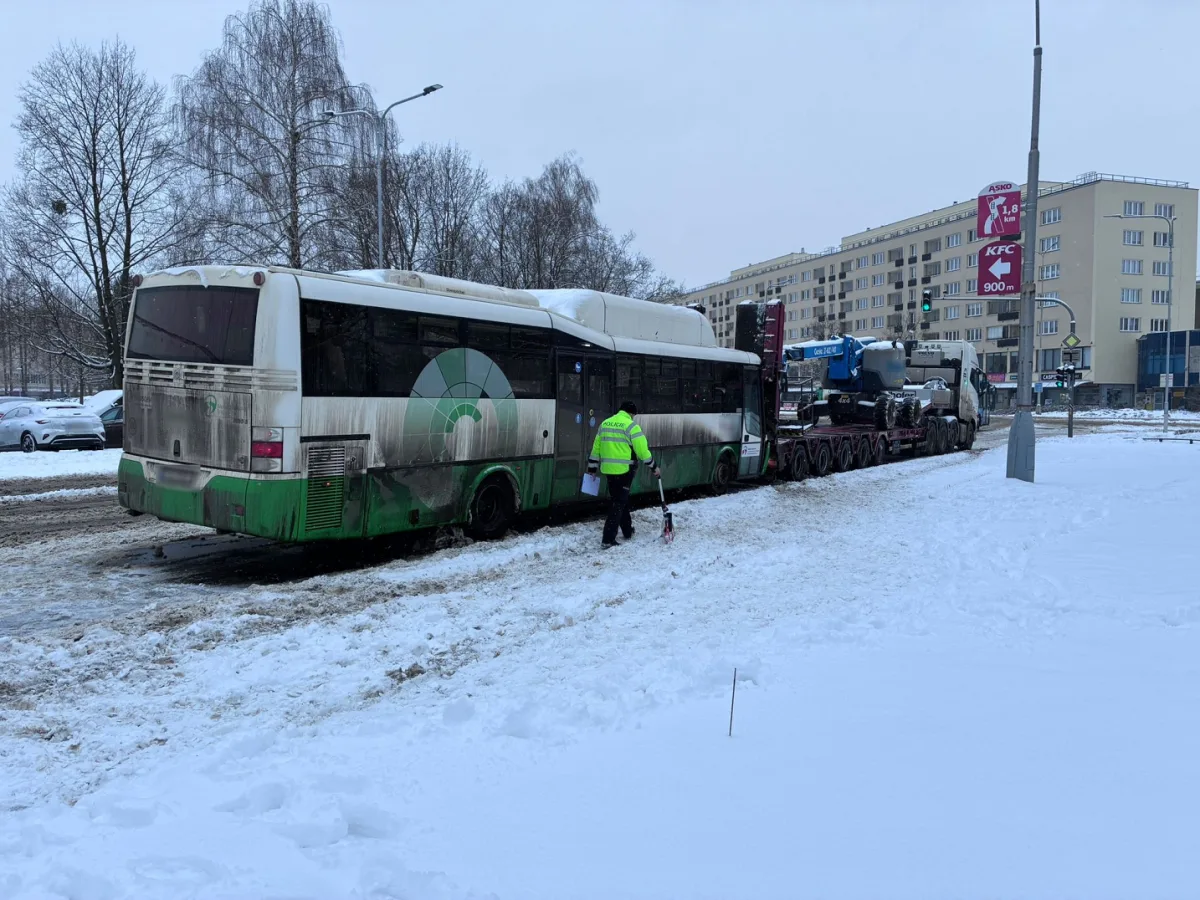 Střet autobusu s nákladním vozem v Havířově. Čtyři děti skončily v péči zdravotníků.