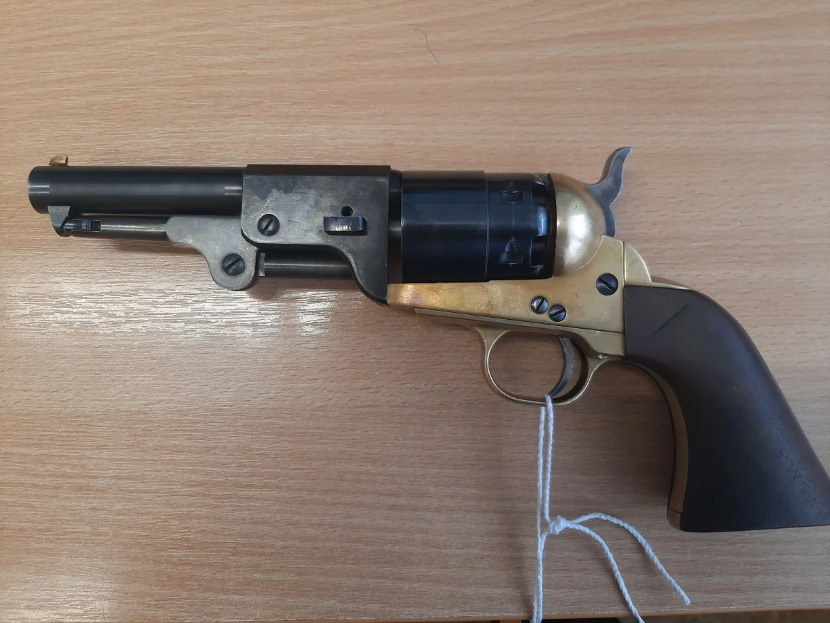 Perkusní revolver, jednoranová puška. V Moravskoslezském kraji začala zbraňové amnestie