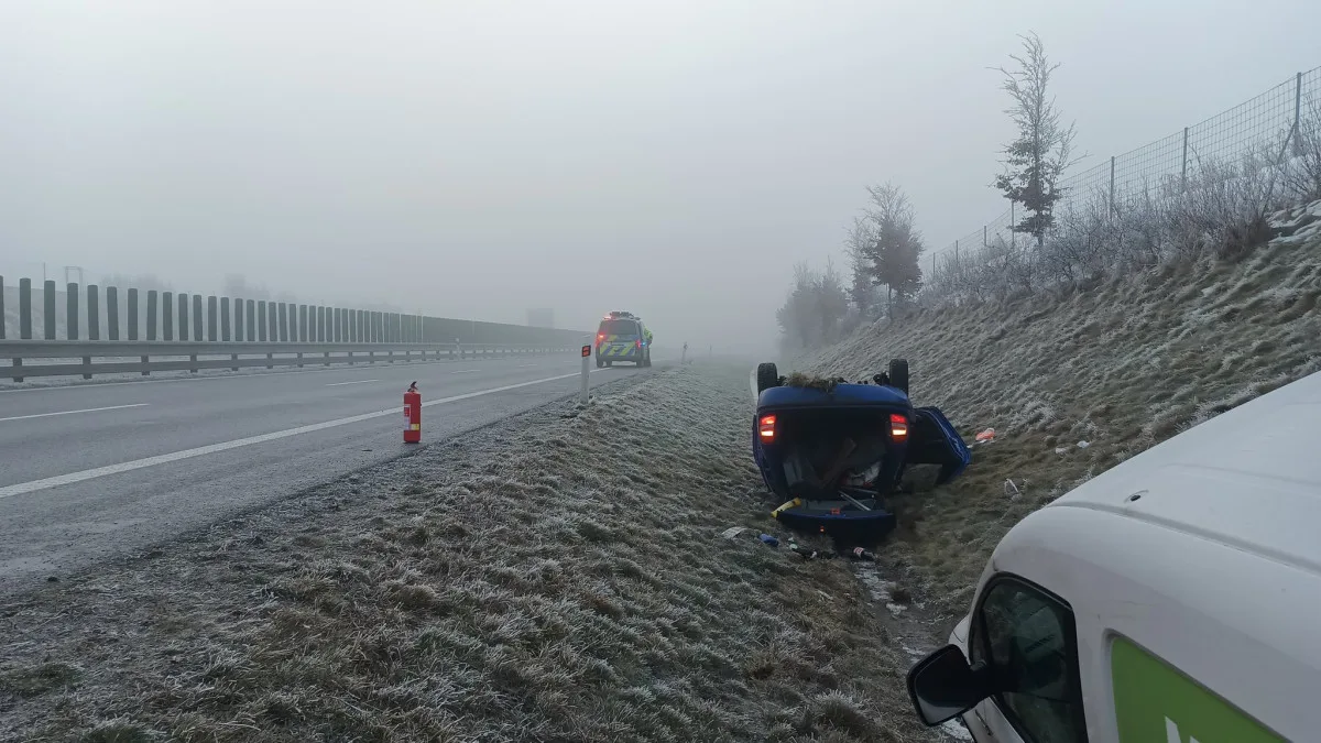 Silnice u Velké Polomi je kvůli většímu počtu nehod uzavřená. Na cestách je námraza