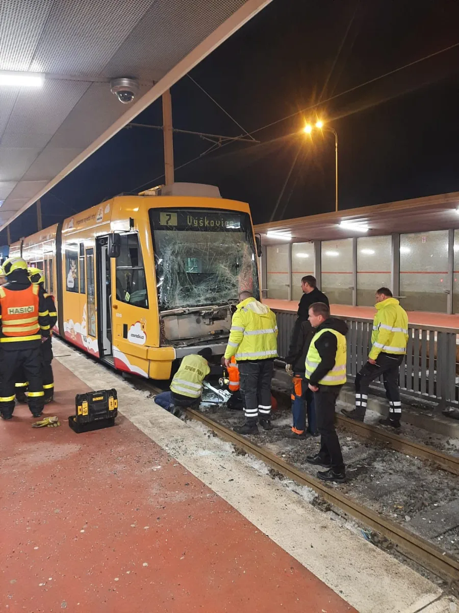 V Ostravě se srazily tramvaje, řidičku museli vyprostit hasiči. Zraněný je i jeden cestující