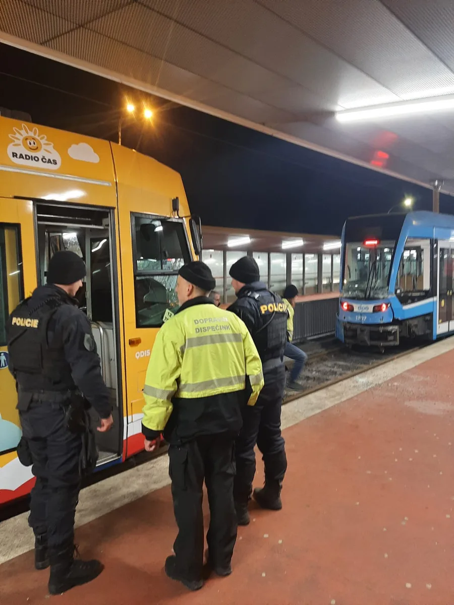 V Ostravě se srazily tramvaje, řidičku museli vyprostit hasiči. Zraněný je i jeden cestující