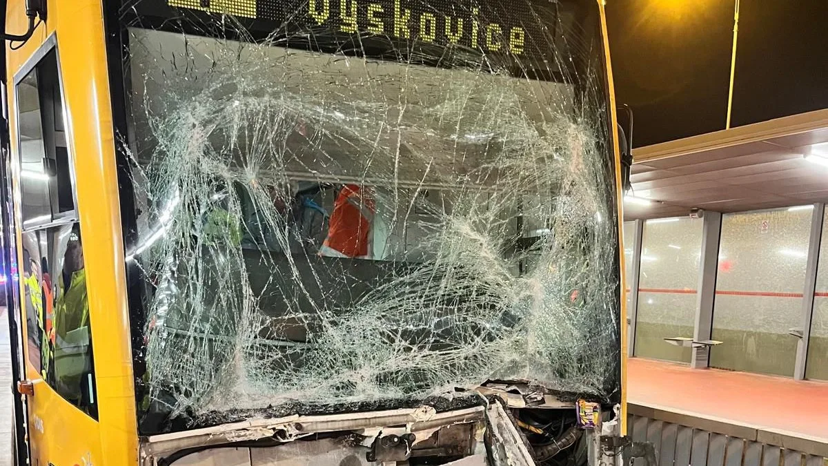 V Ostravě se srazily tramvaje, řidičku museli vyprostit hasiči. Zraněný je i jeden cestující