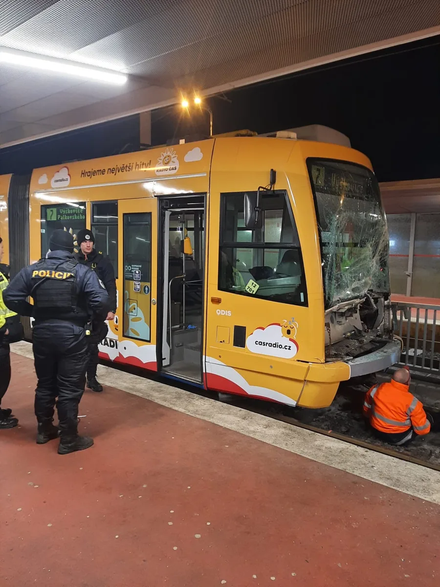 V Ostravě se srazily tramvaje, řidičku museli vyprostit hasiči. Zraněný je i jeden cestující