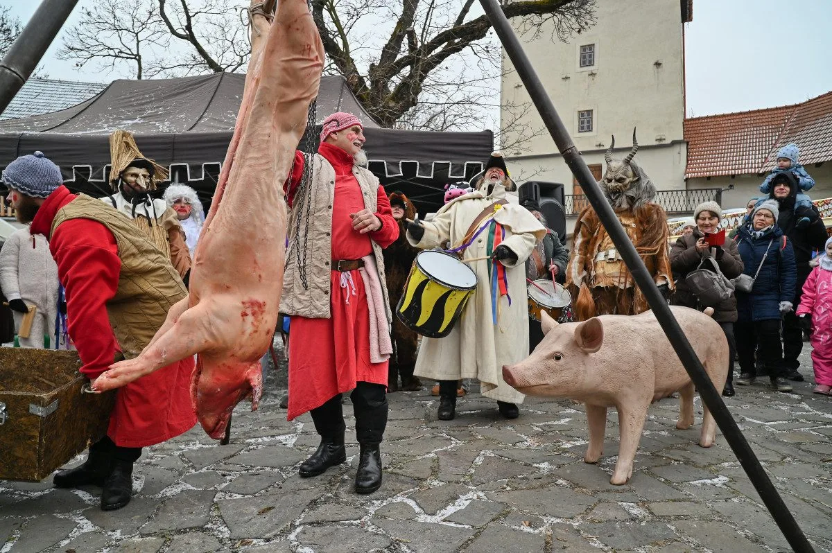 FOTO: Masopust na hradě. Nechyběla ani nefalšovaná zabíjačka