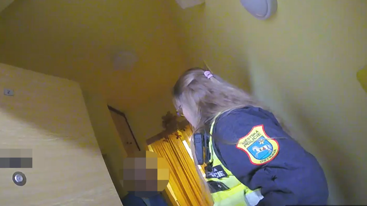 Městská policie okamžitě vyjížděla k bytu seniorky v ohrožení