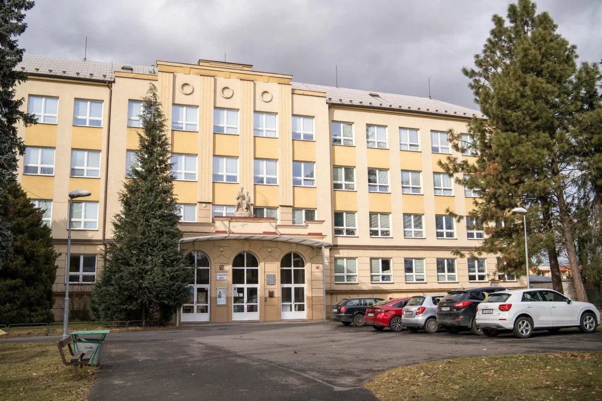 Automat s kratomem stál hned u základní školy, město ho nechalo odstranit