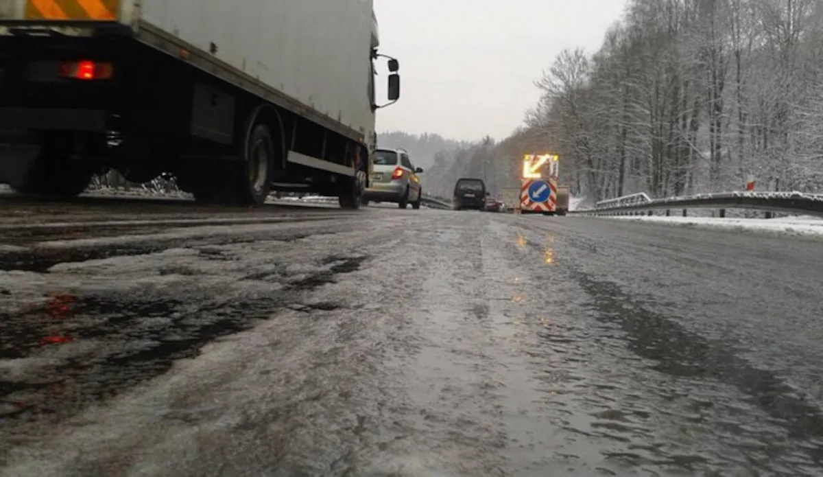 Na moravskoslezských cestách mohou být sněhové jazyky i ledovka, varují silničáři