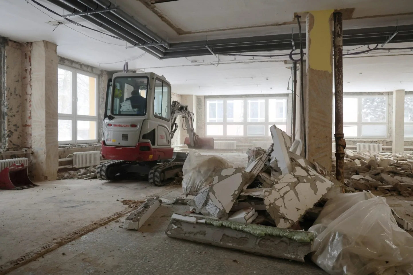Voda ve výšce jednoho metru. Základní škola v Krnově zahájila rekonstrukci po povodni