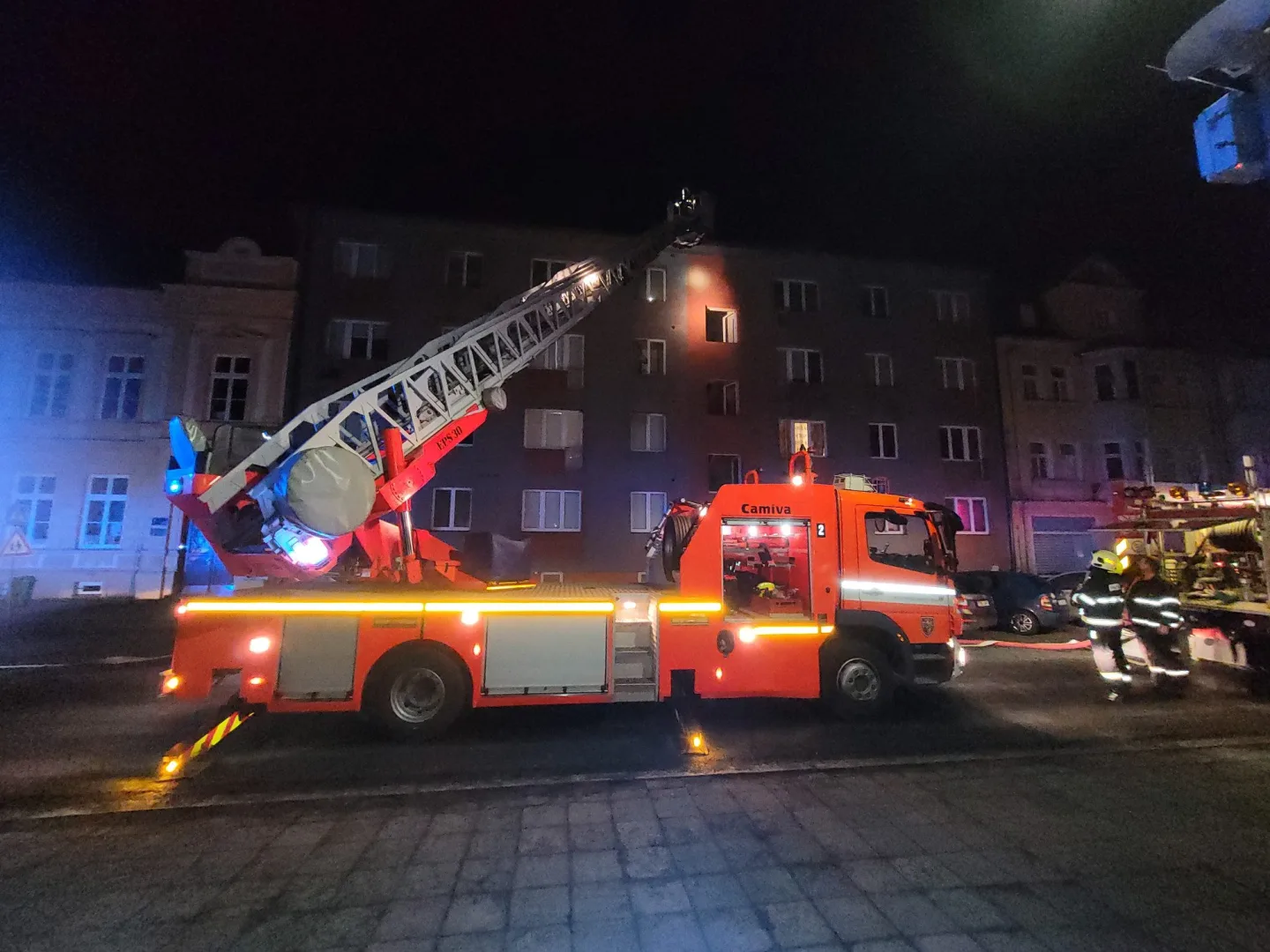 FOTO: Půlnoční požár v Budišově. Hasiči zachránili šest lidí, dva byty neobyvatelné. Foto: Se svolením Hasičského záchranného sboru Moravskoslezského kraje