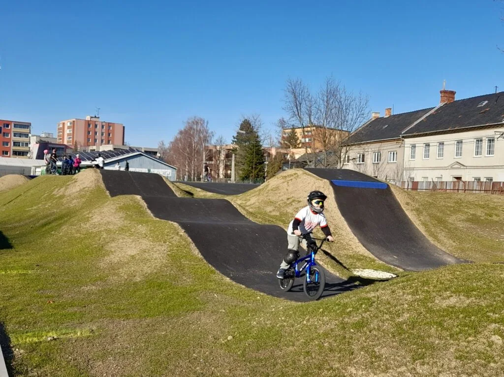 FOTO: V Novém Jičíně je otevřený nový pumptrack. Lidé nesmí šlapat na trávník. Foto: Se svolením města Nový Jičín