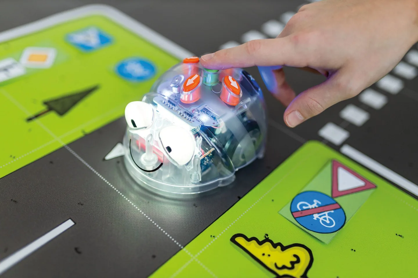 Projekt propojuje dopravní výchovu s robotikou. Nápad studentky se stal realitou.