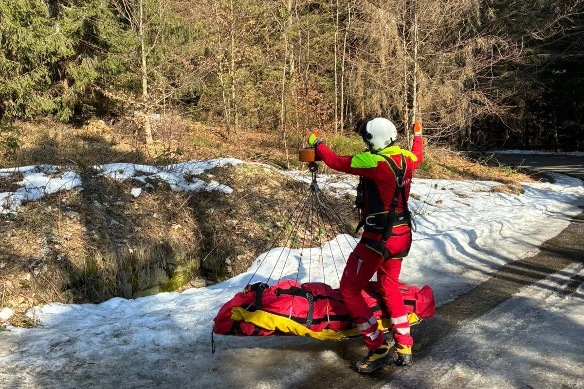 Turistka uklouzla na namrznuté stezce v Beskydech. Zachraňoval ji vrtulník s jeřábem