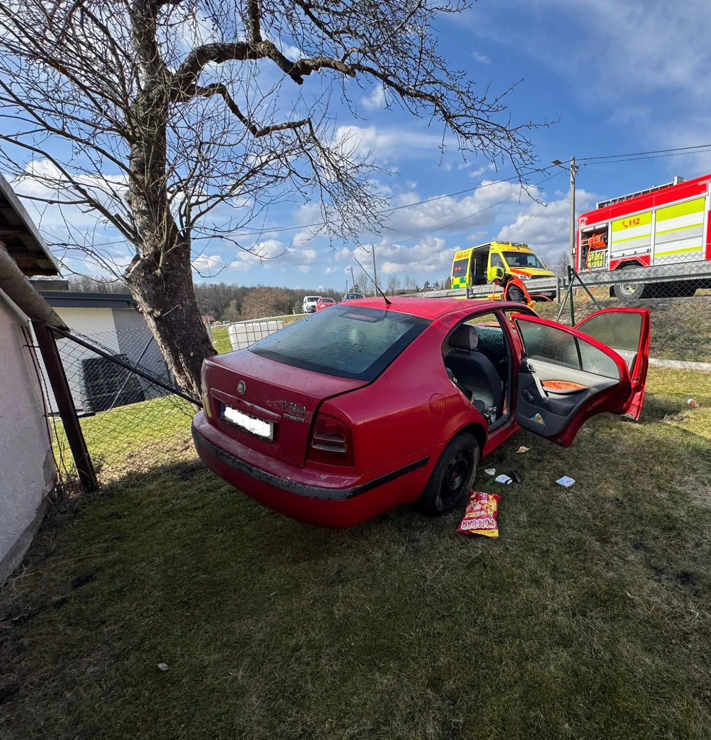 Řidička v Těrlicku narazila do svodidel a převrátila auto. Zasahoval vrtulník