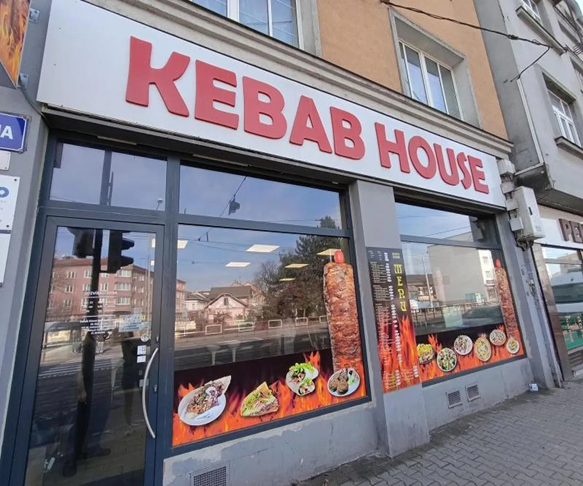 Myší bobky i mrtvý hlodavec mezi jídlem. Inspektoři zavřeli kebab v Ostravě