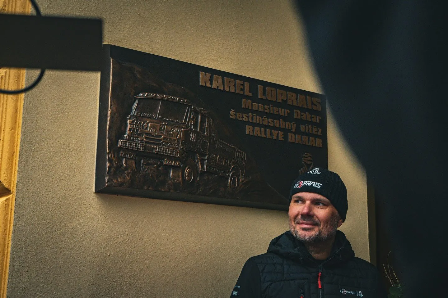 Legenda Rallye Dakar Karel Loprais má ve Frenštátě pod Radhoštěm pamětní desku