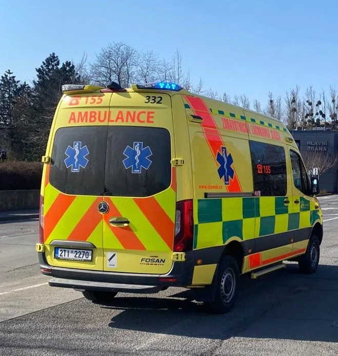 Nehoda v Bohumíně zranila šest lidí. Auto po nárazu smetlo chodce