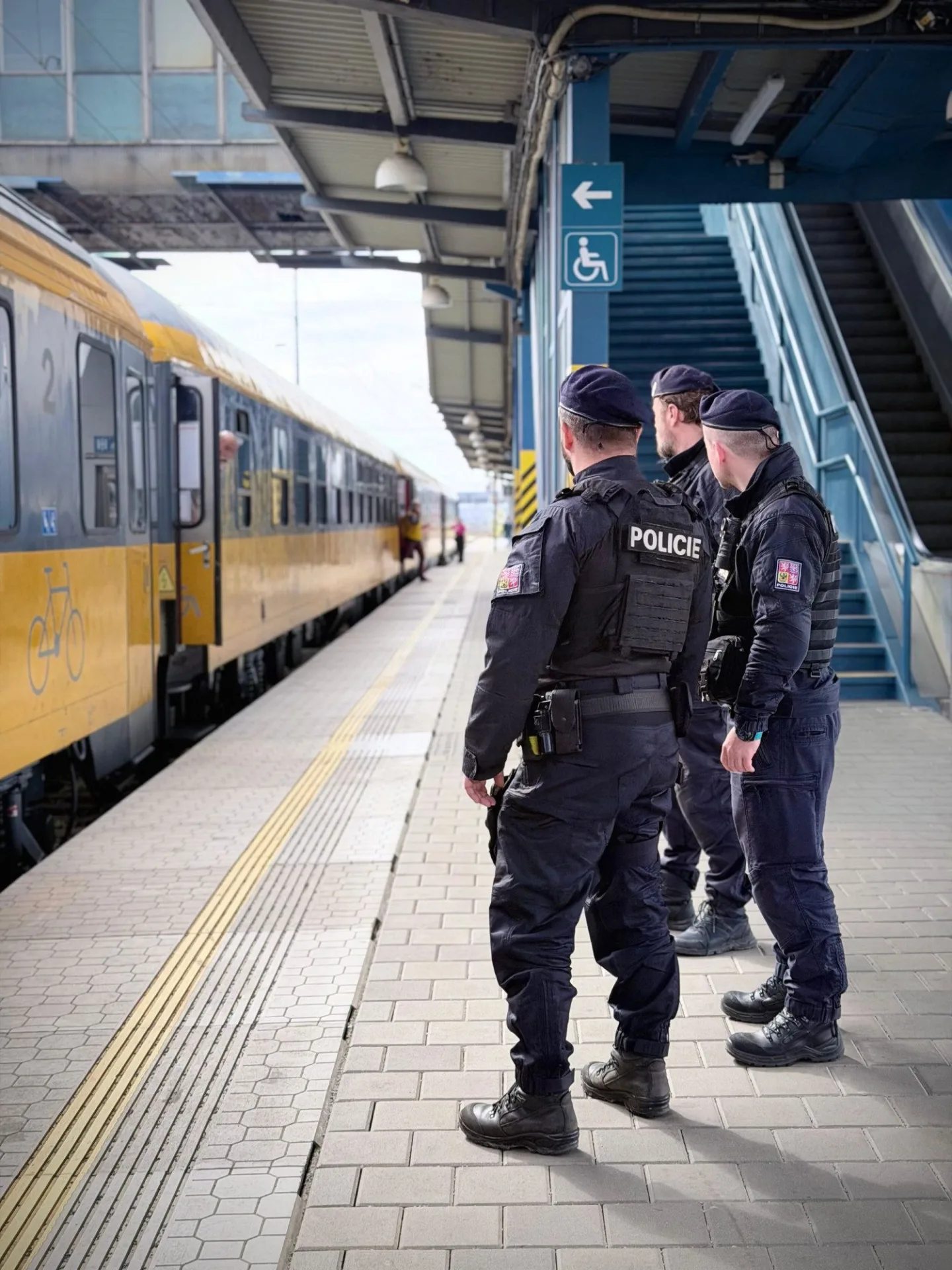 Krajané zbytečně riskují v kolejišti. Policie řešila přestupky i muže s ukradenými kabely