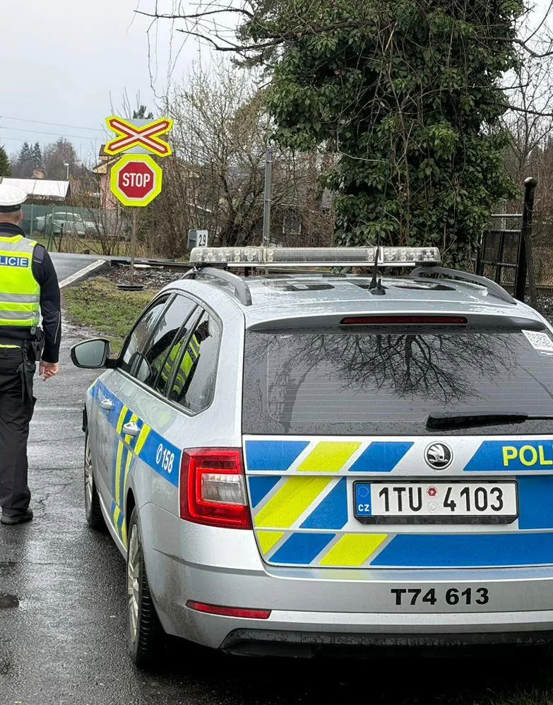 Stovkou přelétli přes koleje. Policisté si posvítili na řidiče u železničních přejezdů