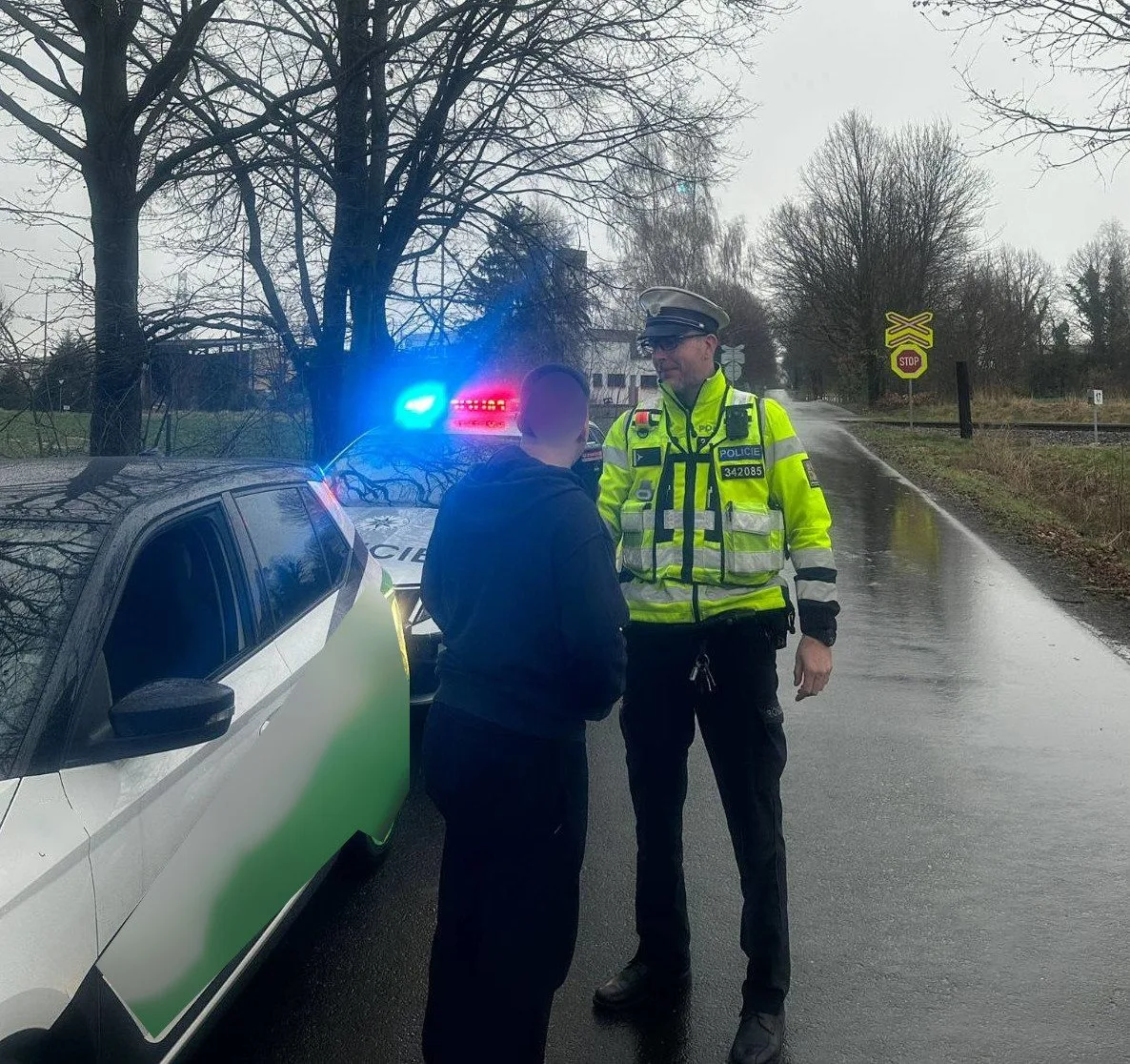 Stovkou přelétli přes koleje. Policisté si posvítili na řidiče u železničních přejezdů