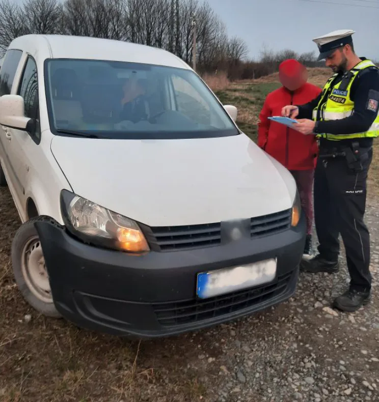 Stovkou přelétli přes koleje. Policisté si posvítili na řidiče u železničních přejezdů