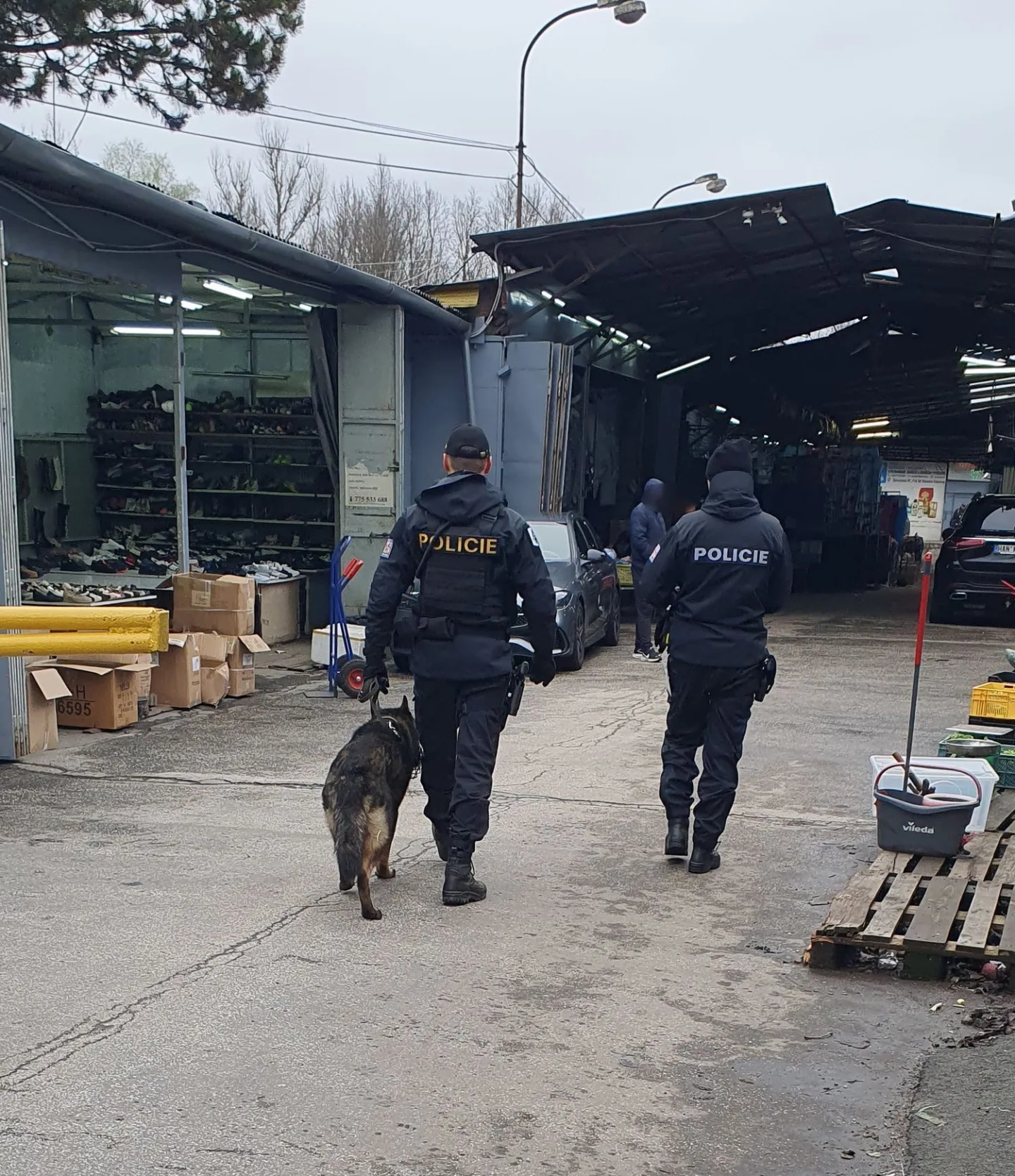Cizinečtí policisté kontrolovali tržnici v Ostravě. Tři lidé musí opustit Česko