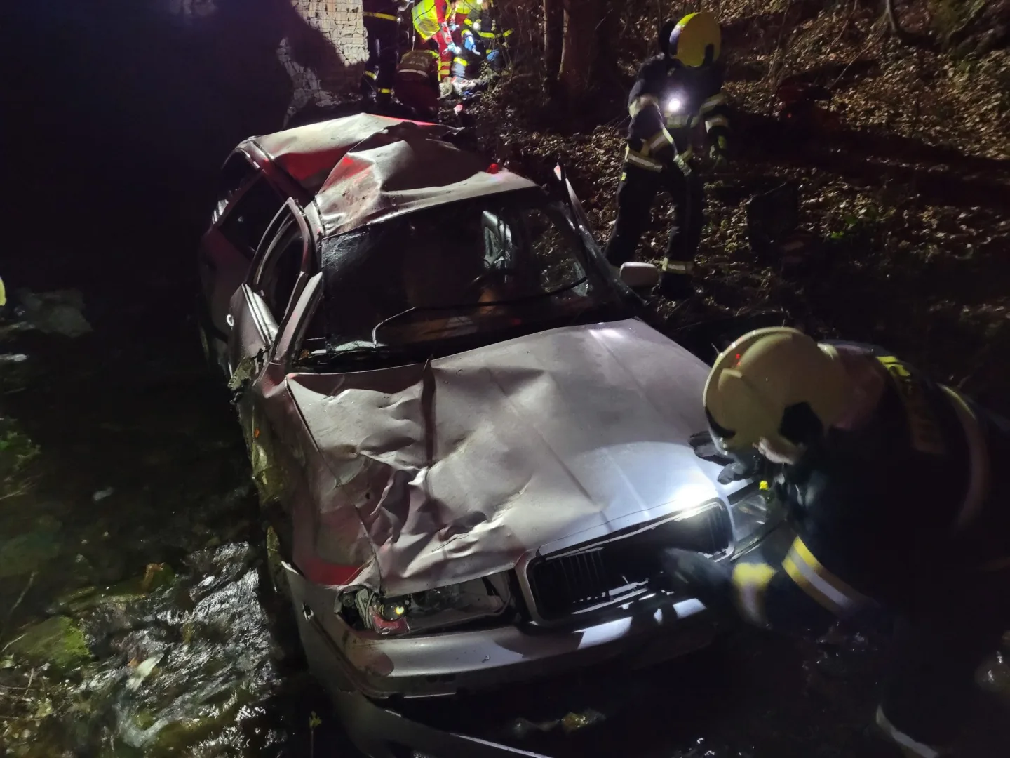 FOTO: Při noční nehodě skončilo auto v potoce, řidič byl pod vlivem drog. Foto: Hasičský záchranný sbor Moravskoslezského kraje