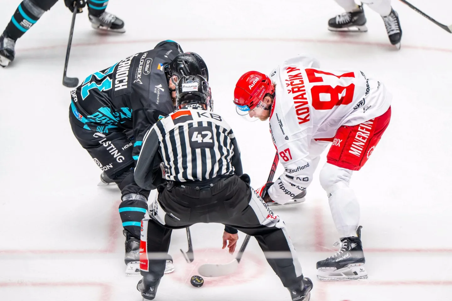 Kovařčík: Naše střídačka gólem na 2:4 ožila a věřili jsme, že otočíme. Foto: HC Oceláři Třinec