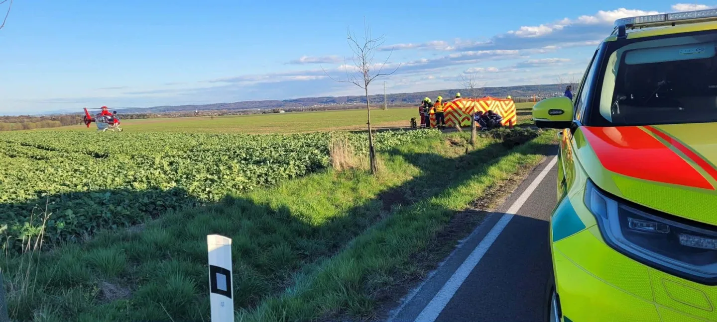 Řidič motocyklu zemřel na Opavsku, nezvládl průjezd zatáčkou