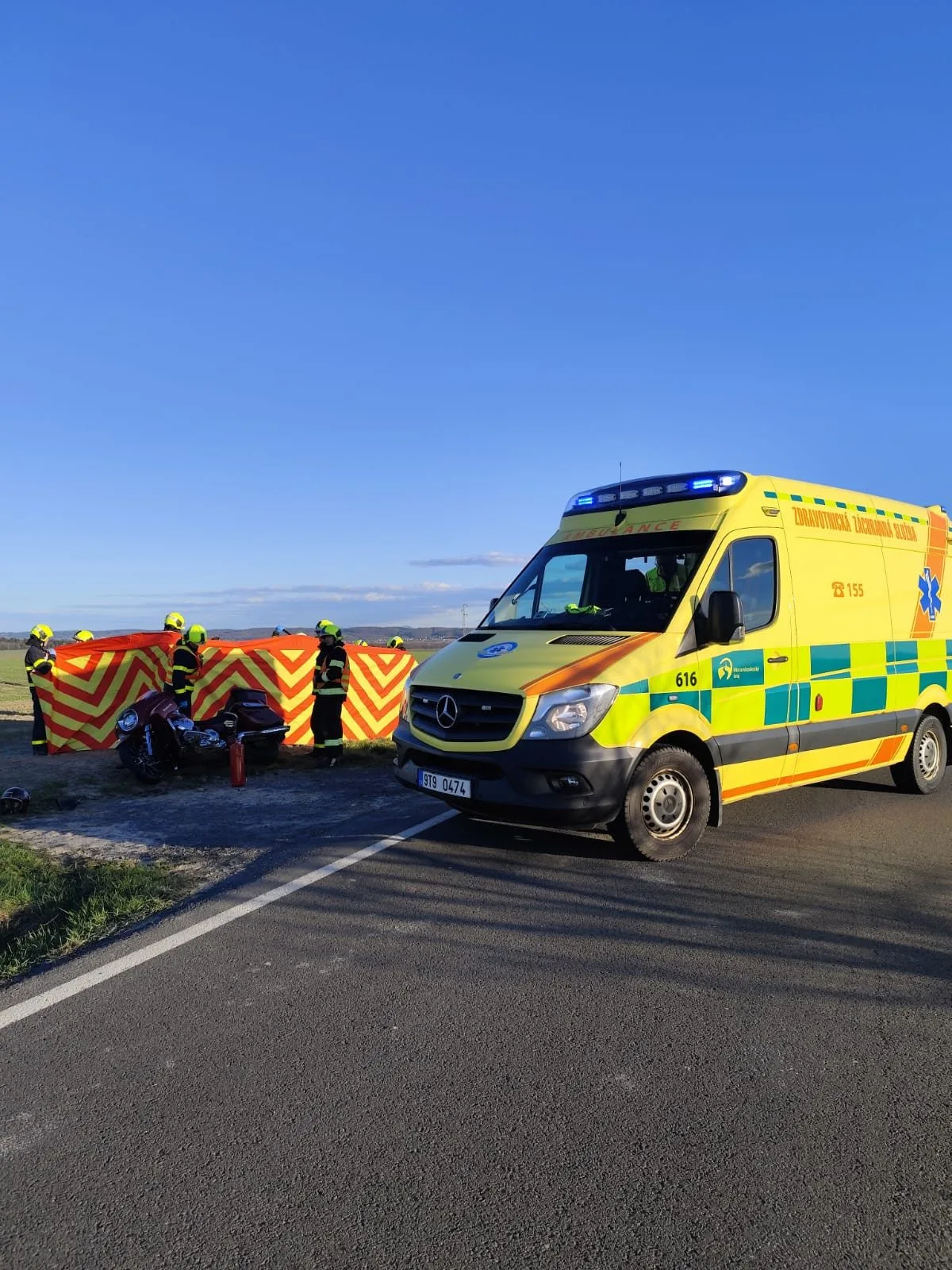 Řidič motocyklu zemřel na Opavsku, nezvládl průjezd zatáčkou