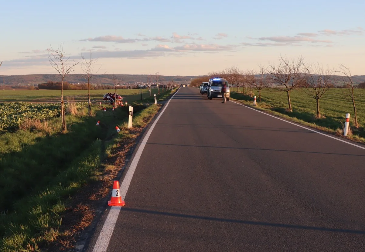 Řidič motocyklu zemřel na Opavsku, nezvládl průjezd zatáčkou