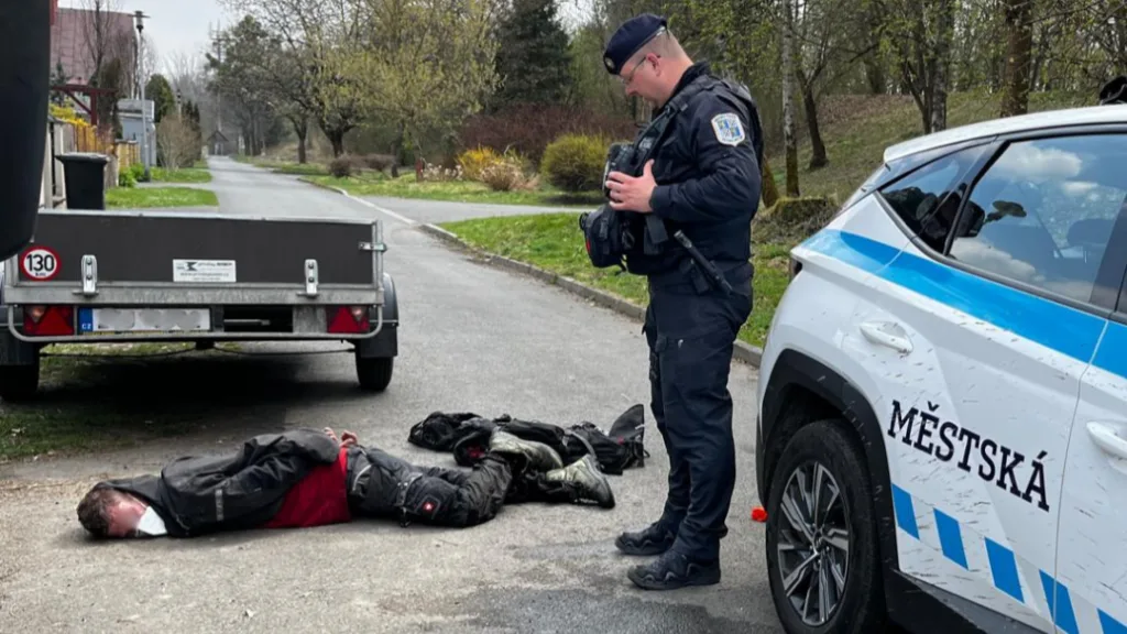 Zloděj před policisty prchal s nožem v kapse, přebrodil řeku a mířil k úřadu práce