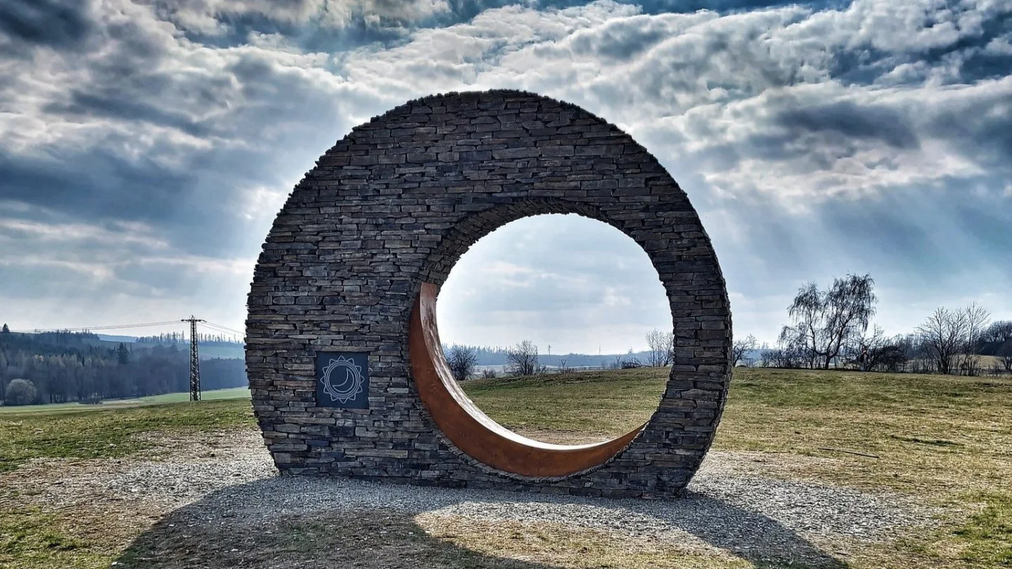 Měsíční lavička je prvním z unikátních fotopointů, stojí v Bruntále