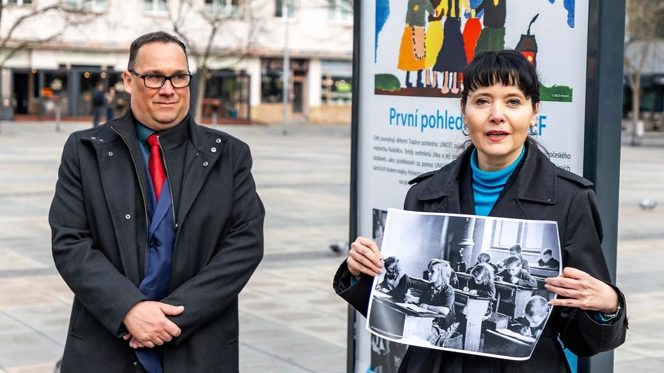 Pavla Gomba s primátorem Ostravy Janem Dohnalem na zahájení výstavy. V ruce má Pavla Gomba historickou fotografii školáků, po jejichž osudu se nyní pátrá