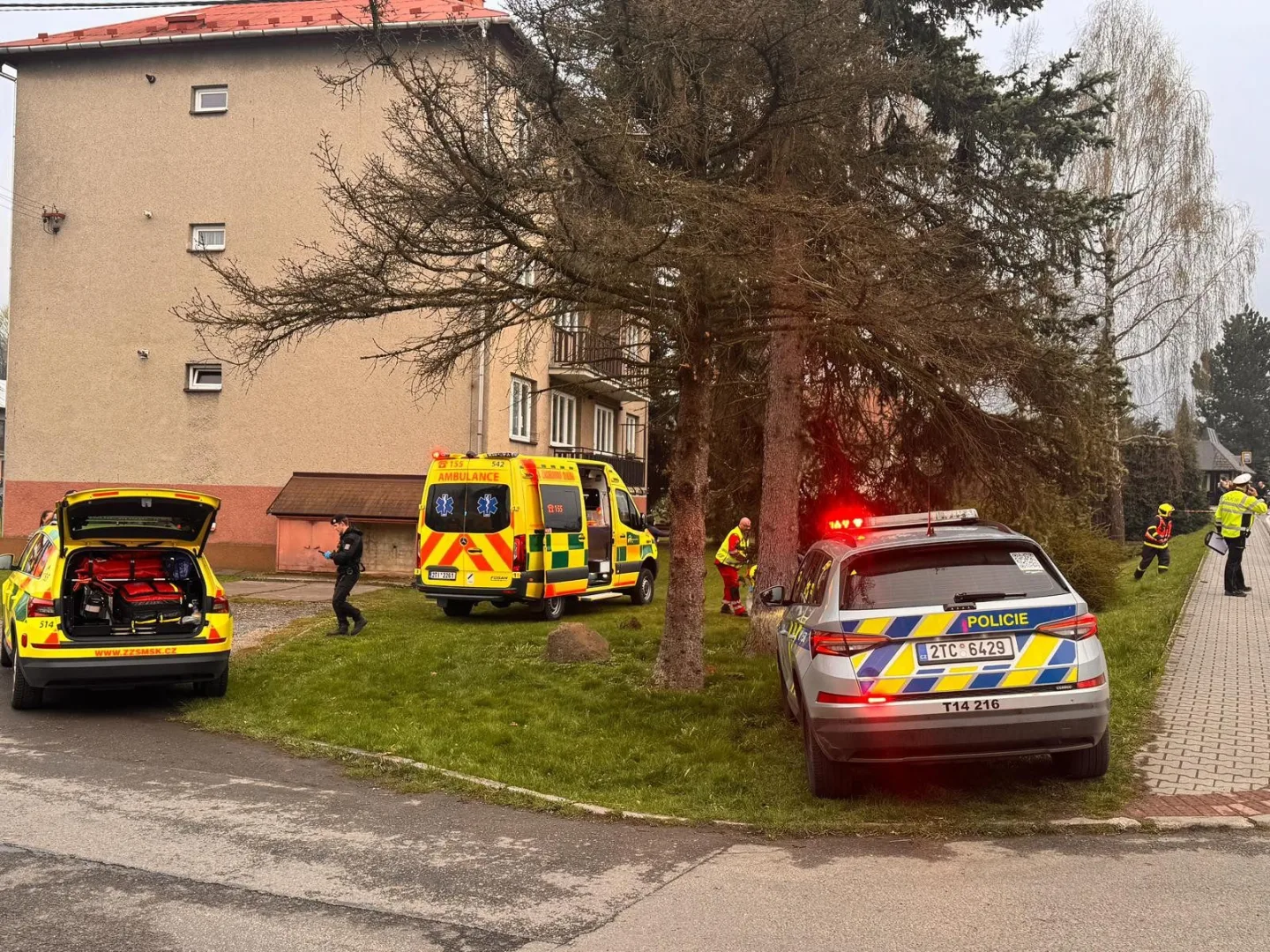 Řidička BMW smetla dvě jedenáctileté dívky a utekla k trati, kde ji srazil vlak