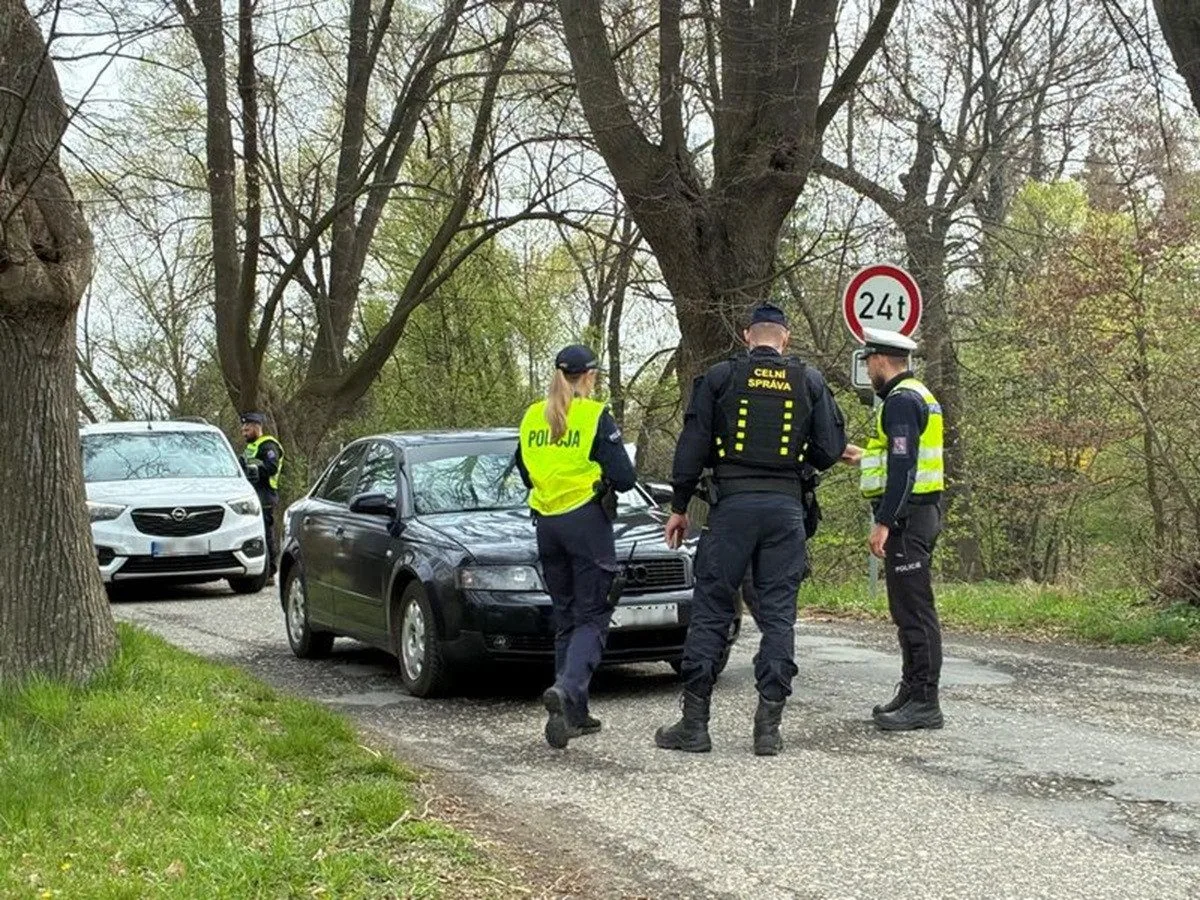 FOTO, VIDEO: Policisté v příhraničí zkontrolovali šest set aut a sedm set osob