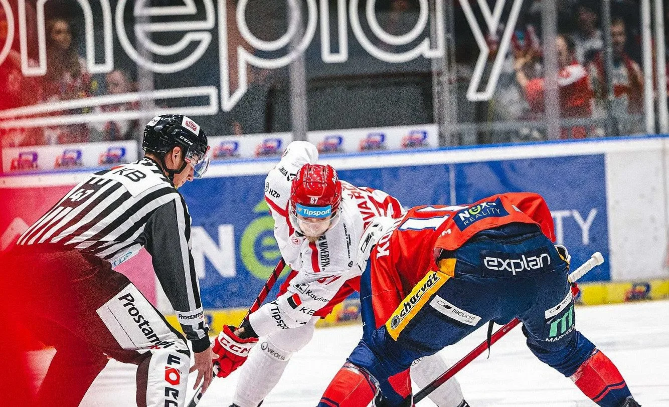 Začalo extraligové finále. Třinec byl v Pardubicích ve vedení, nakonec prohrál 3:2. Foto: HC Oceláři Třinec