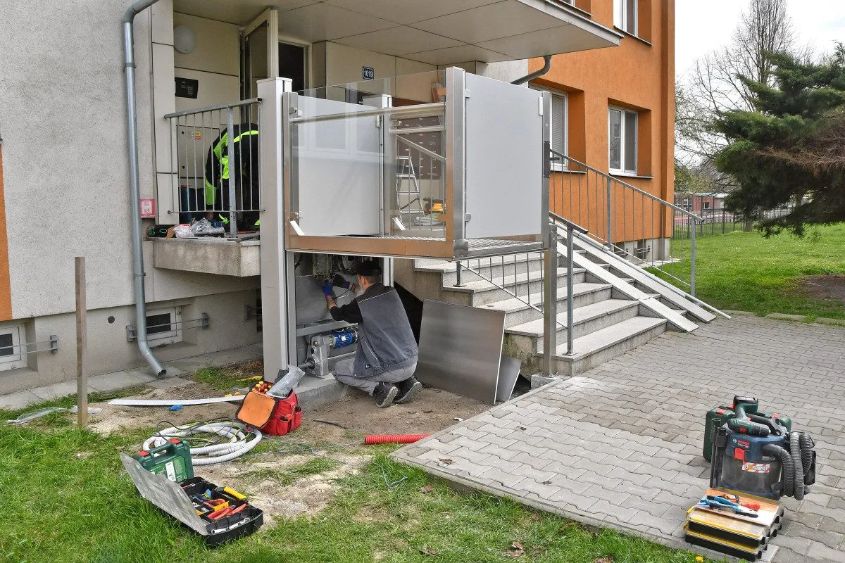 Bydlení bez bariér. Bohumín montuje další plošiny na sídlištích