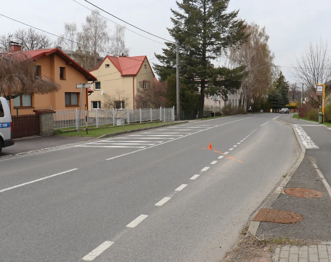 Řidič v Třinci srazil chodce a odjel. Svědky nehody teď hledá policie