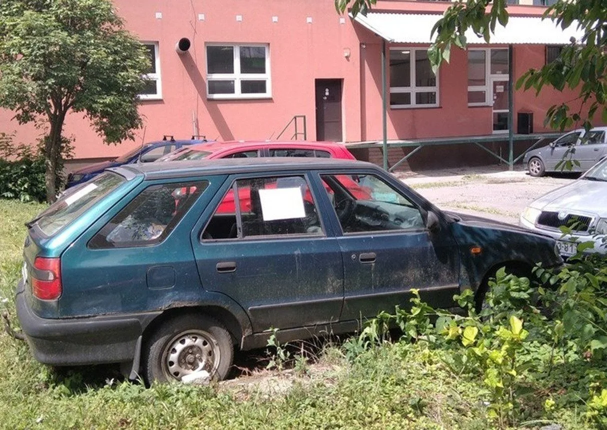 Nejlidnatější ostravská část Jih bojuje proti vrakům, odstraní jich desítky ročně. Foto: Ostrava-Jih