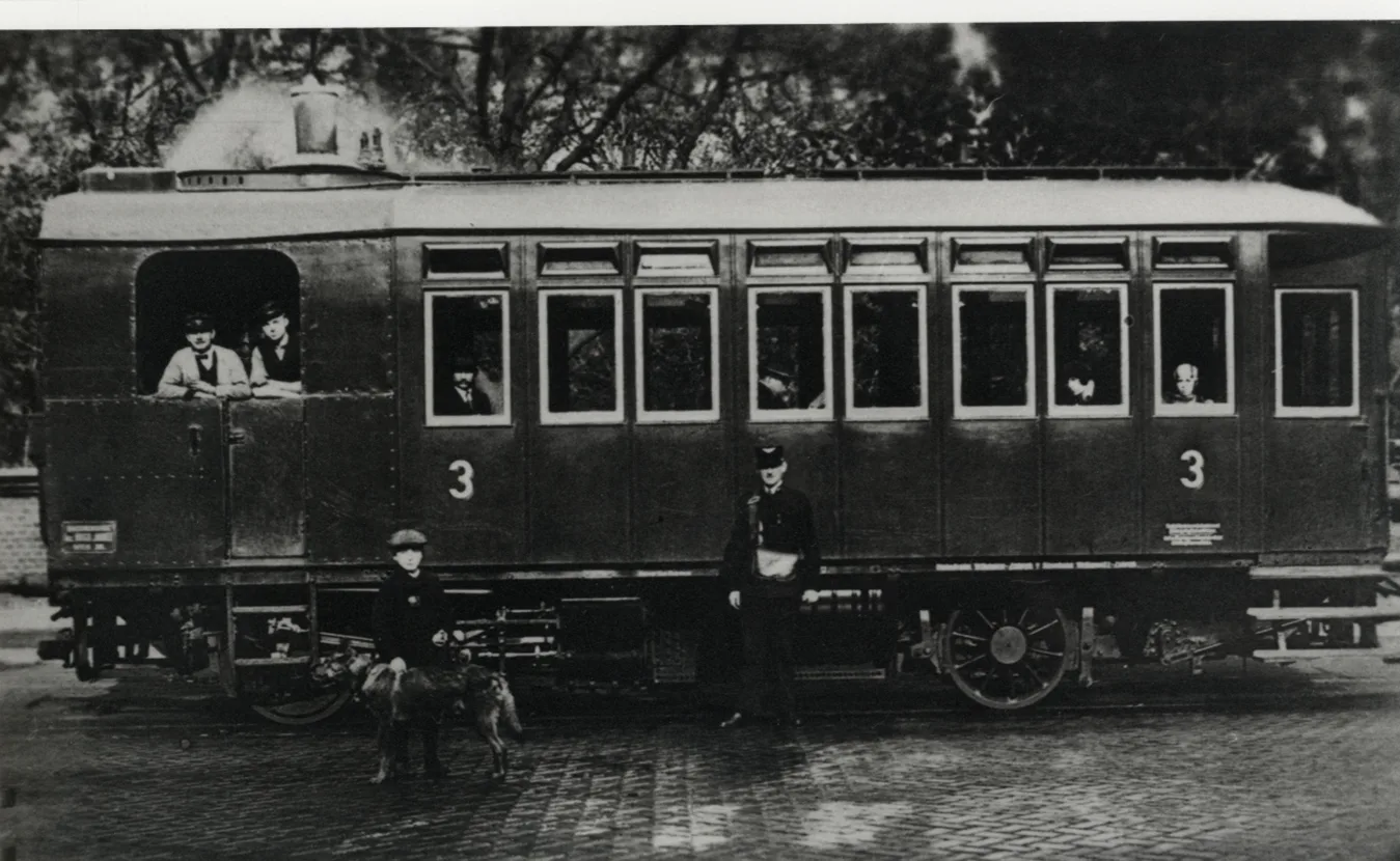 Dvounápravový parní vůz zakoupený rok 1913 pro provozu dráhy Vítkovice, snímek okolo roku 1920. Foto: Archiv města Ostravy