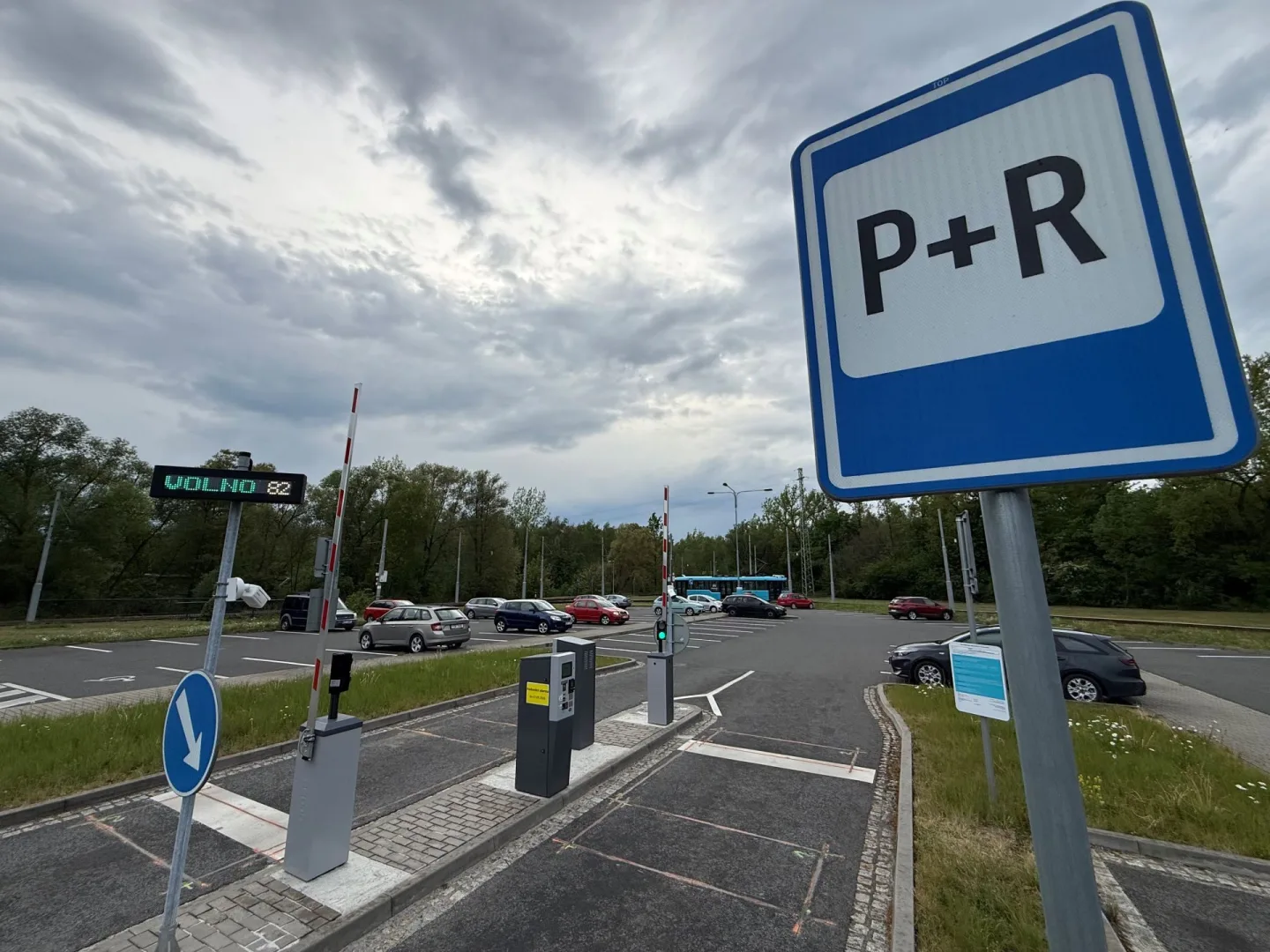 Řidiči pozor! Začíná zkušební provoz parkoviště P+R na Hranečníku, od pondělí se bude platit