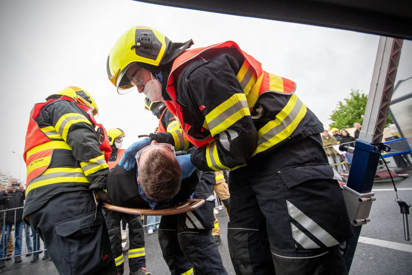 Hasiči v Ostravě předvedli boj s časem. Soutěž ve vyprošťování simulovala vážné nehody