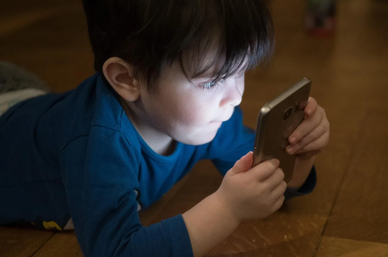 Sociální sítě ničí rodinnou pohodu. 78 % Čechů je pro zákaz mobilů v školách