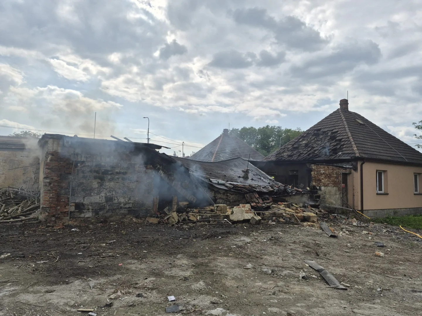 Při požáru garáže v Orlové explodovaly tlakové lahve škoda jde do milionů. Foto: HZS Moravskoslezského kraje