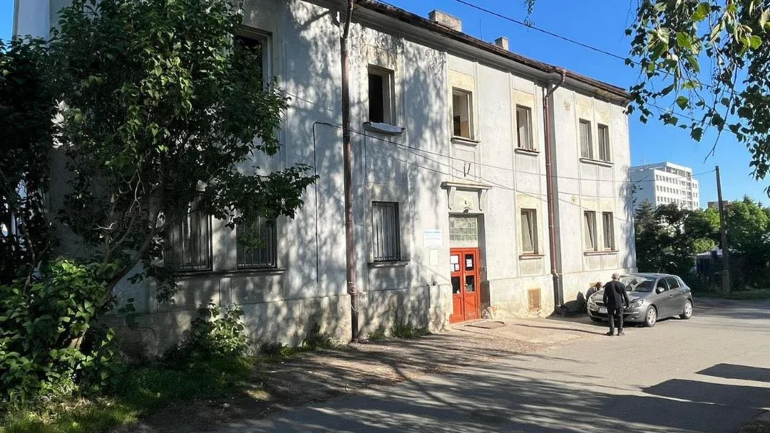 Opilý a agresivní muž napadl spolubydlícího na ubytovně, neušetřil ani strážníka